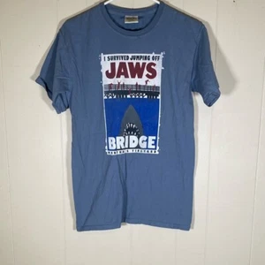 Martha's Vinyard I Survived Jumping Off Jaws Bridge Grafik T-Shirt Größe Small - Bild 1 von 6