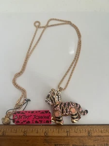 NEU BETSEY JOHNSON TIGER ANHÄNGER MIT KETTE BEINE UND SCHWANZ BEWEGEN - Bild 1 von 3