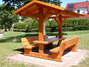 Überdachte Sitzgruppe,Gartenmöbel,Wanderhütte,Ideal für Wanderwege und Radwege - Bild 1 von 11