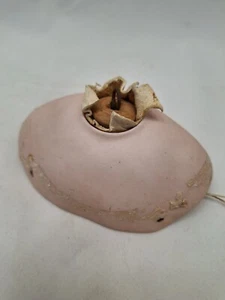 Antike Biskuit Brustplatte französische Mode mit Knopf + Feder 4,75" Breite 2" Höhe um 1870 - Bild 1 von 7