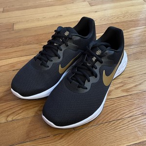 Nike Revolution 4 EU Black Volt Hombre
