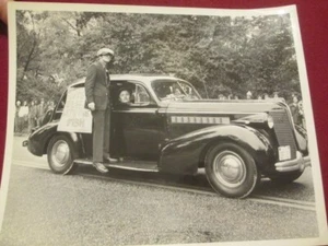 Foto di fabbrica 8X10 realizzata negli anni '70: 1937 modello Buick 2 porte: ""Rutgers dorme - Foto 1 di 5