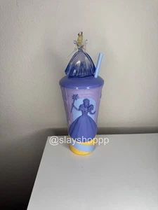Wicked For Good Glinda Sammeltasse mit Topper - AMC - in der Hand - Bild 1 von 8