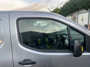 VAUXHALL COMBO-E DOOR GLASS WINDOW FR 2021-2024 - Picture 1 of 10