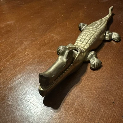 Cascanueces de cocodrilo de latón macizo vintage MCM retro pesado Foto 1 de 4