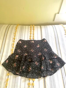 Forever 21 Rock schwarz mit Rosen Rüsche Small - Bild 1 von 4
