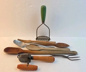 Menge 8 Vintage antike Küchenutensilien Dosenöffner, Stampfer, Fleischgabel, Löffel - Bild 1 von 7