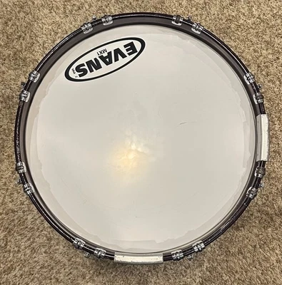 Bajo de marcha Yamaha 18" Field Corps. Negro con tinte rojo Foto 1 de 4