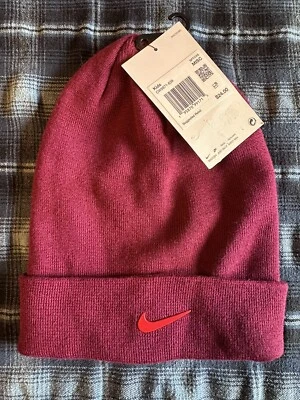 NUEVO CON ETIQUETAS - Gorro Nike Core Juvenil CW5871 Unisex Niños Magenta/Rojo Precio de venta sugerido por el fabricante $24 Foto 1 de 3