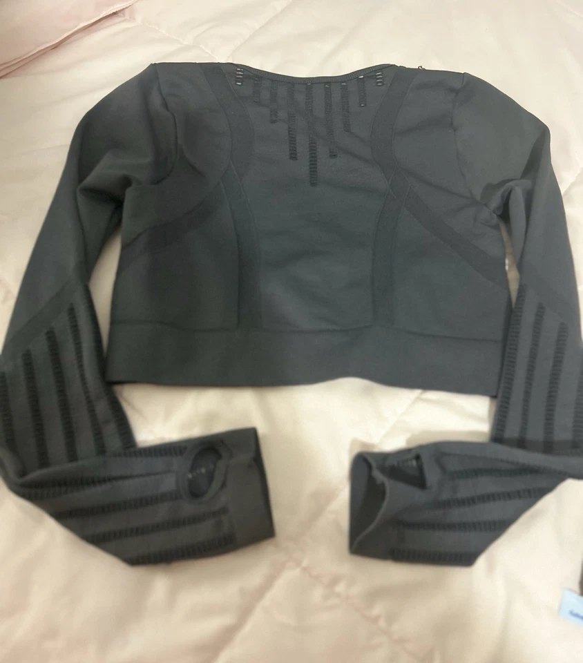 Ladies Gray AQ Sportswear Long Sleeve Size S/M Cropped Activewear Shirt - Image 1 of 4