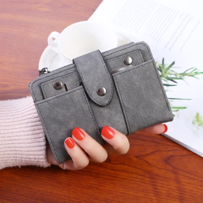 Cartera pequeña para mujer de cuero plegable con múltiples tarjeteros con ventana de identificación extraíble Foto 1 de 4