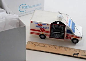Nuovo ornamento natalizio AMBULANZA dipinto a mano VETRO, paramedici medici 5,5" - Foto 1 di 6