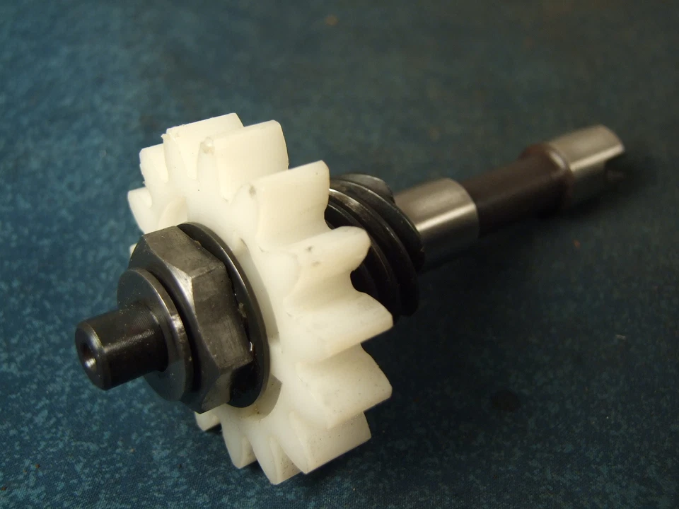 Bomba de aceite transmisión engranaje y eje 1972 Suzuki TS250 Savage TS 250 Foto 1 de 1