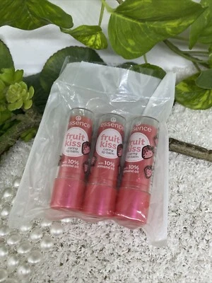 essence 3 x Fruit Kiss Caring Lip Balm mit Mandelöl 03 Strawberry Kiss 3 x 4,8g - Bild 1 von 3