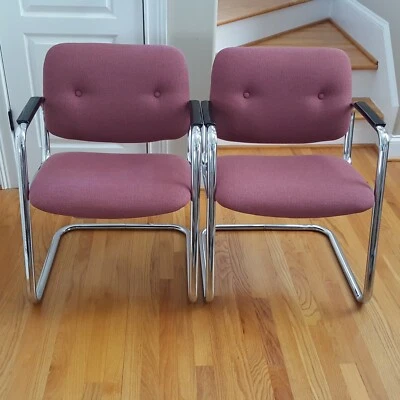 Par de sillas voladizas MCM de acero de los años 70/80 ¡Hermosas de tela malva/cromo! Foto 1 de 4