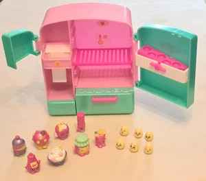 Shopkins So Cool Fridge Playset w/ 8 Exclusive Metallic Shopkins + Eggs - Bild 1 von 7
