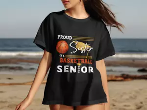 Camiseta de baloncesto Proud Sister, camiseta deportiva para aficionados, regalo de graduación, algodón unisex - Imagen 1 de 25