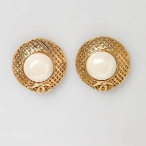 CHANEL CC Pearl Studs Earrings Clip-On 94P Gold Plated Made in France With Box - Picture 1 of 6