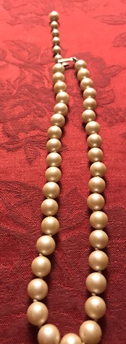 OFF WHITE Vintage Pearl Necklace Oldk Hookure Closure. Kno Offte Whit From