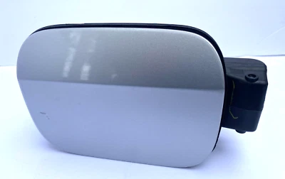 VW JETTA 2011-2018, puerta del tanque de gasolina, tapa plateada OEM Foto 1 de 4