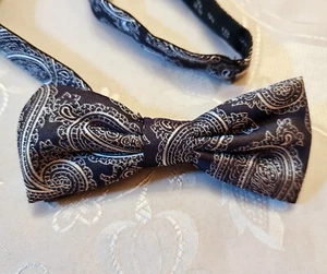 GENTS VINTAGE AUTHENTIC PAISLEY BLACK SILVER MEN'S BOW TIE - Picture 1 of 2