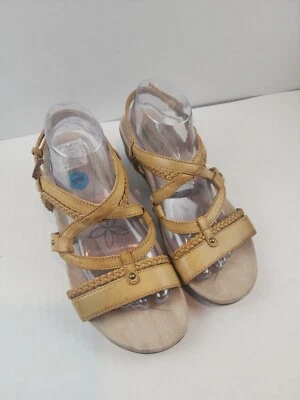 Sandalia Baretraps para mujer 10W espuma viscoelástica bronceada avellana tejida cuña cabestrillo trasero Foto 1 de 4