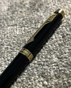 SUPERB PARKER PREMIER BLACK LAQUE BALLPOINT PEN-GOLD TRIM-FRANCE-FREE POST!(A10) - Picture 1 of 7