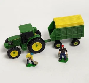 ERTL John Deere Diecast 1:64 Tractor and Wagon Set D0512Q01 with 2 Mini Farmers - Picture 1 of 16