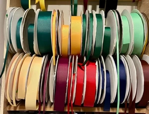 Ripsband Restposten (Teil 100 Yardrollen und volle 100 Yardrollen) - Bild 1 von 49