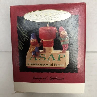 Hallmark 纪念品 圣诞装饰品 1994 年精灵 批准邮票 全新带盒 — 第 1/3 张图片
