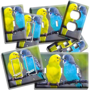 LOVE BIRDS GIALLO BLU PARROCCHETTI INTERRUTTORE LUCE PRESA PIASTRA PARETE PAPPAGALLO ARTE DECORAZIONE - Foto 1 di 35