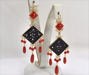 ORECCHINI IN ORO GIALLO 18KT CON GIADA NERA E PENDOLI DI CORALLO ROSSO OGHT 0295 - Foto 1 di 3