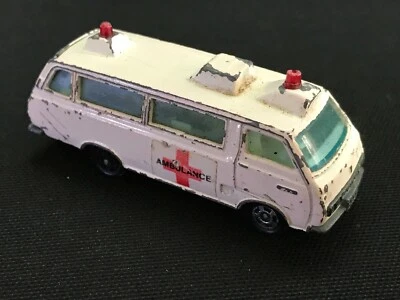 Ambulancia diecast Tomica Toyota Hiace Commuter escala coleccionable 1:64 Foto 1 de 4