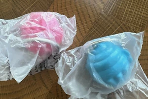 Juego de llaveros Tupperware Cupcake rosa y azul mini réplica coleccionable nuevo - Imagen 1 de 3