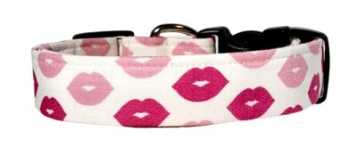 Collar de perro hecho a mano rosa para labios y besos en blanco día de San Valentín Foto 1 de 2