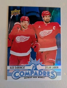 2025-26 Upper Deck Hockey Compadres #CM-1 DeBrincat/Larkin Detroit Red Wings  - Bild 1 von 2