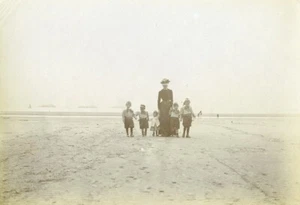 Frankreich Calais Strand Mutter & Kinder Strandspaziergang altes Foto 1900 - Bild 1 von 3