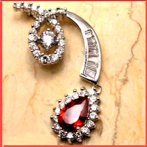 MAGNÍFICO COLGANTE,PLATA DE LEY, CON PIEDRA GRANATE ROJO Y CIRCONITA BLANCAS - Imagen 1 de 3