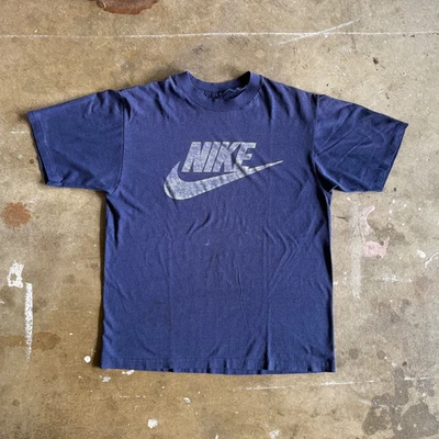 CAMISETA NIKE VINTAGE AÑOS 80 ETIQUETA AZUL MARINO TALLA M PAPEL FINA DESGASTADA MANTECOSA SUAVE Foto 1 de 4