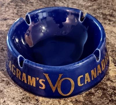 Seagrams VO Whisky Canadiense Azul Cobalto Cerámica Cenicero Barware Publicidad Foto 1 de 4
