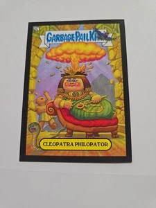 2013 Garbage Pail Kids BNS 3 CLEOPATRA PHILOPATOR #2 Adam Bombing BLACK PARALLEL - Bild 1 von 2