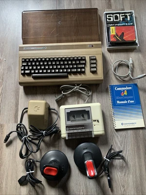 Lotto Commodore 64c : Tastiera+copritastiera+lettore cassetta+alimentatore+... - Immagine 1 di 4