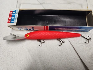 VTG New Rebel THE AMAZING MINNOW 5 1/2" DRM2399 1/2 OZ SOLID RED - Picture 1 of 9