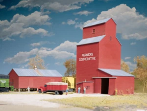 WALTHERS Cornerstone 9333036 1/87 HO Scale FARMERS COOP RURAL GRAIN ELEVATOR Kit - Picture 1 of 2