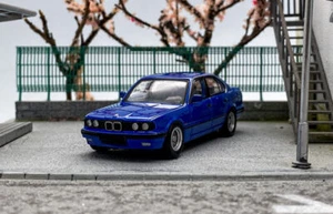 GB DCM Blue 1:64 E34 5 serie 520i berlina modello pressofuso auto da collezione - Foto 1 di 7