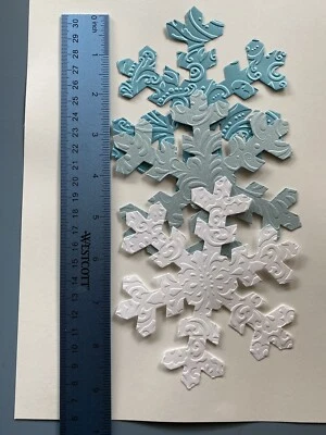 Juego de 12 tarjetas de adorno de cartulina de tonos azules y blancos de 5” y 2” de copos de nieve Foto 1 de 3