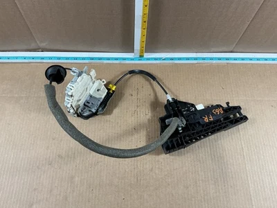 Actuador de bloqueo de pestillo de puerta delantera derecha Audi A5 2008-2016 y soporte de manija OEM Foto 1 de 4