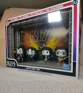 Funko Pop Moment Deluxe Kiss’ Alive 2 Tour nel 1978 figurine in vinile - ESCLUSIVE!! - Foto 1 di 23