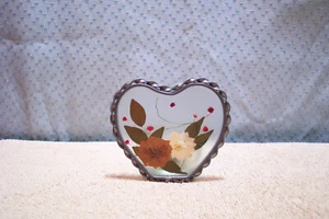 DE COLECCIÓN CANDELABRO CORAZÓN FLORES PRENSADAS SECAS en VIDRIO ESMERILADO con adornos de peltre - Imagen 1 de 7