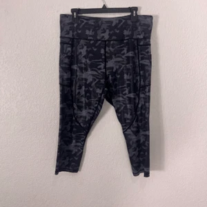 Zyia Active Black & Grey Shimmer High Rise Capri Leggings - Picture 1 of 9